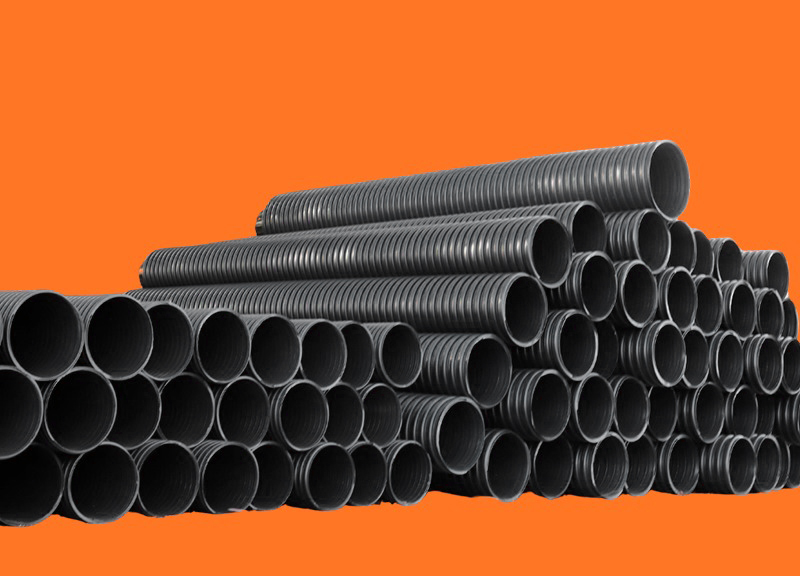 Pilha de tubos  TUCANO®INFRAESTRUTURA
 de parede dupla com detalhe das extremidades abertas, enfatizando a robustez e o design para drenagem eficiente